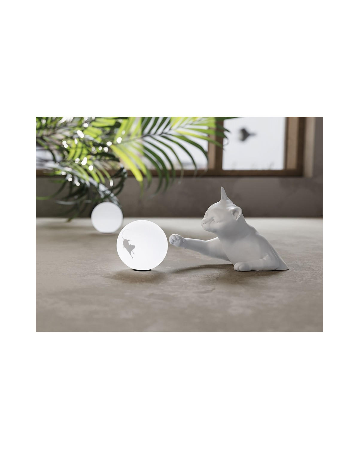 MAOO  Lampada da tavolo bianca gatto+sfera ø12 con topo. Designer: Matteo  Ugolini
